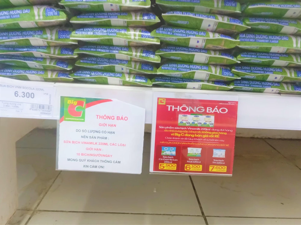 Mỗi khách hàng được mua 10 bịch sữa 220ml/ngày. ẢNH: TÚ UYÊN