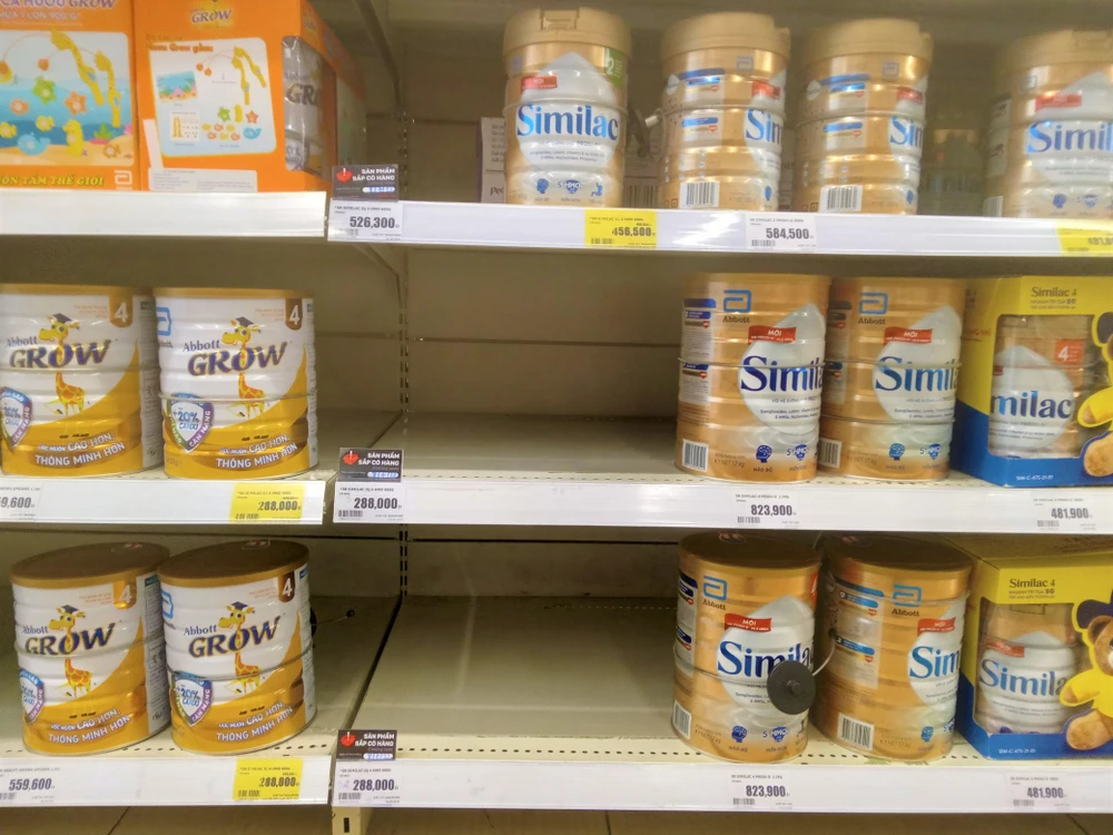 Thông báo "Sản phẩm sắp có hàng và ngày dự kiến có hàng" trên kệ sữa.