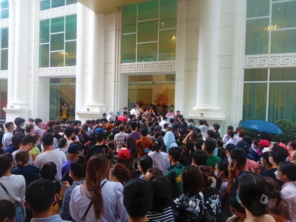 Khoảng 20 phút sau may mắn có một cơn mưa đến nên hàng trăm người được vào bên trong chờ tiếp