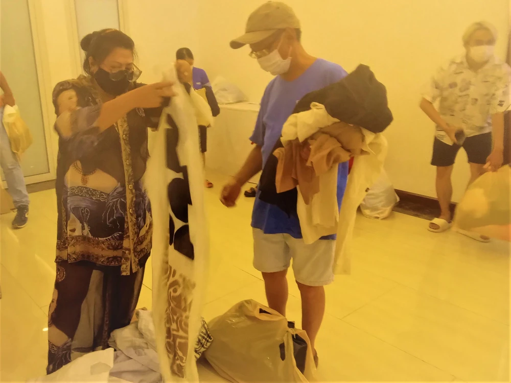 Người dân đang ướm thử lại hàng đã chọn