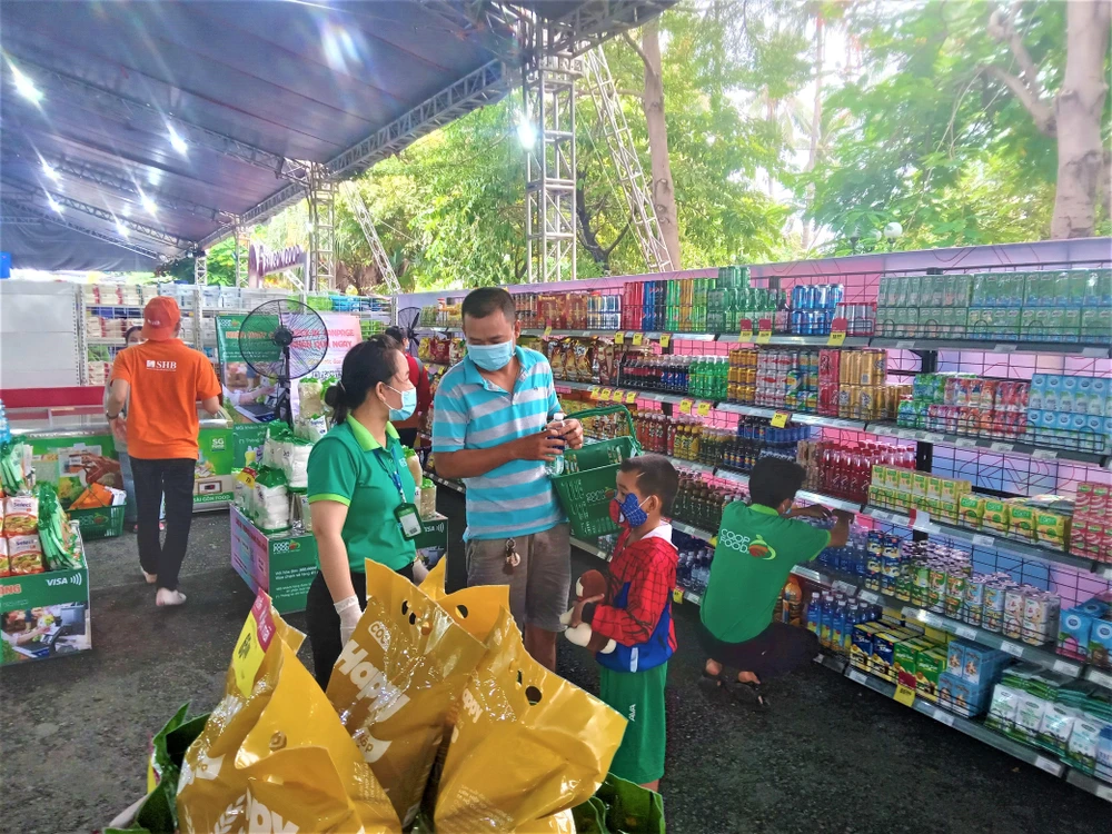 500 các mặt hàng nhu yếu phẩm giảm giá đến 50% tại phiên chợ không tiền mặt