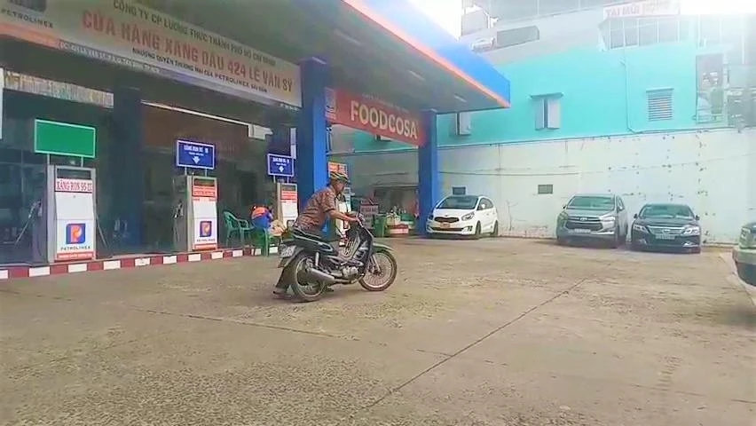 Vị khách này hỏi mua xăng nhưng không có.