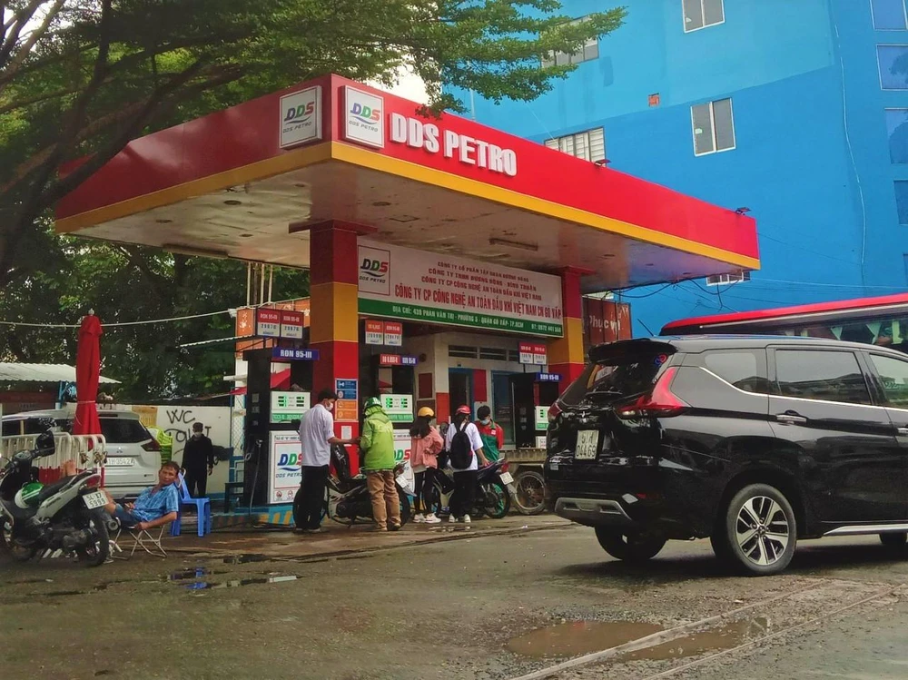 Cửa hàng xăng dầu trên đường Phan Văn Trị, Q. Gò Vấp đã hoạt động lại từ tối 11-7. ẢNH: TÚ UYÊN