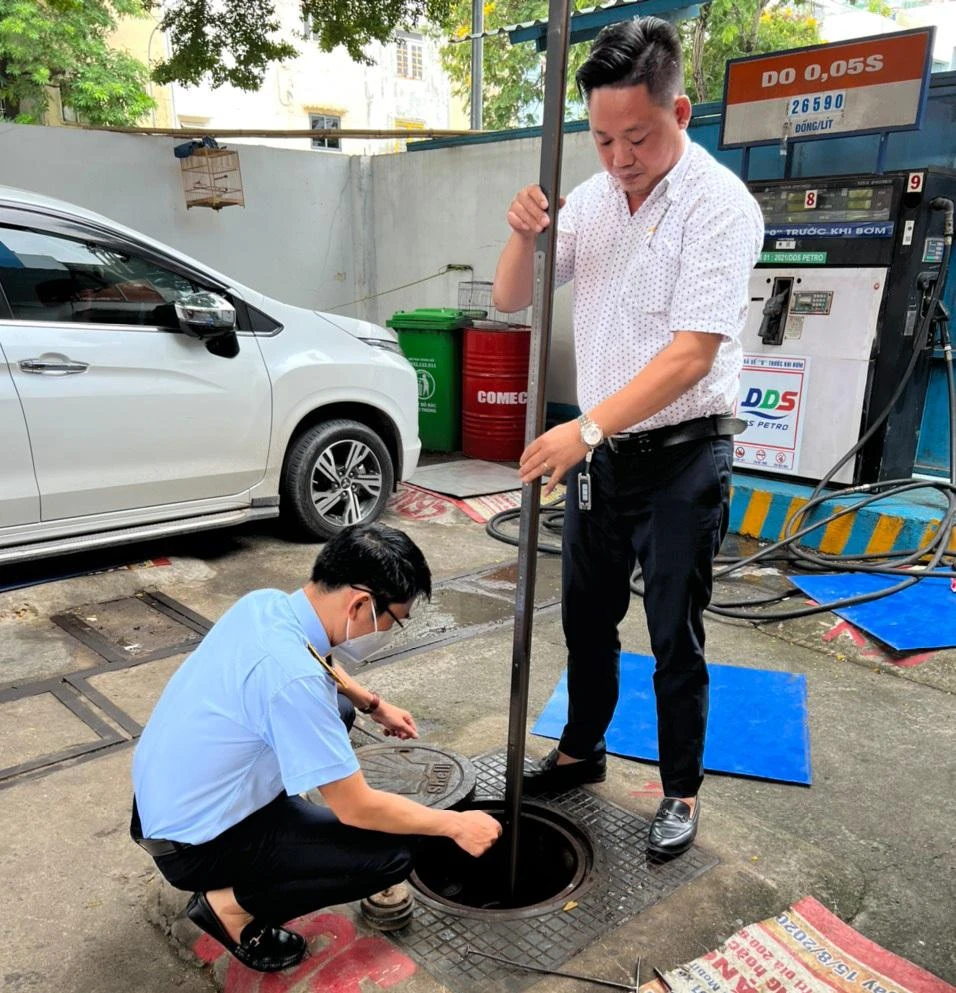 Sáng 13-7, Đội QLTT số 12 kiểm tra cửa hàng xăng quận 12. ẢNH: Cục QLTT TP.HCM