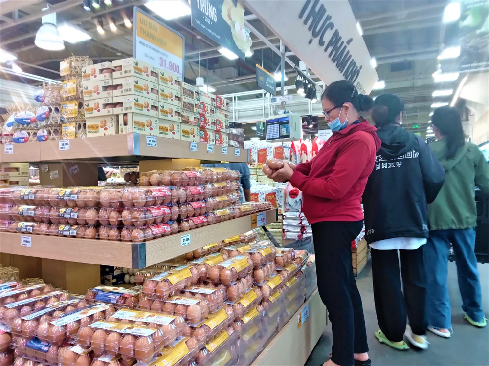 Trứng gia cầm trong chương trình bình ổn thị trường đang thấp hơn giá thị trường 10%-15% hút khách. ẢNH: TÚ UYÊN