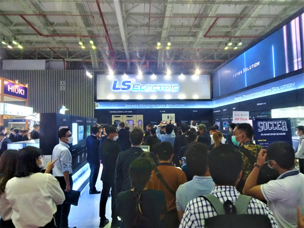 Khu vực triển lãm điện và năng lượng thông minh Hàn Quốc thu hút khách tham quan