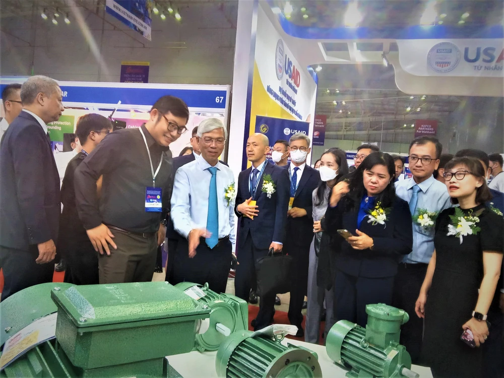 Phó chủ tịch UBND TP.HCM Võ Văn Hoan cùng lãnh đạo Sở Công Thương, Cục Xúc tiến thương mại tham quan các gian hàng.