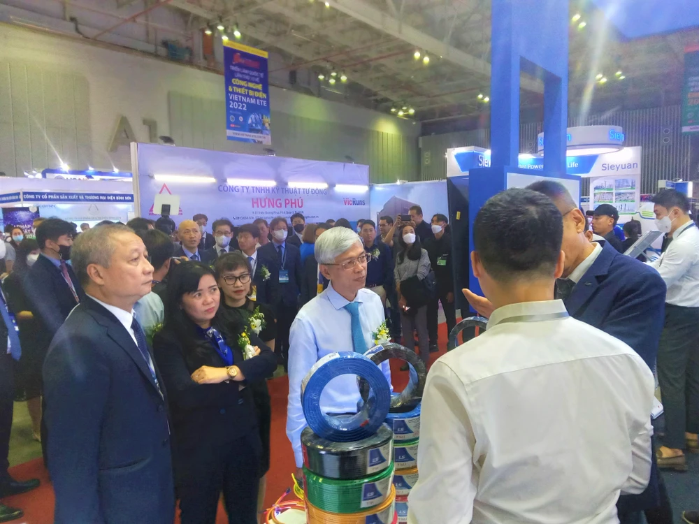 Các doanh nghiệp giới thiệu công nghệ mới đến lãnh đạo thành phố.