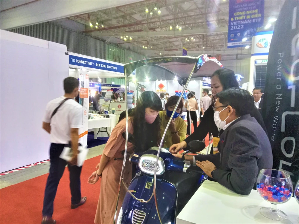 Khách tham quan tìm hiểu về xe chạy bằng năng lượng mặt trời