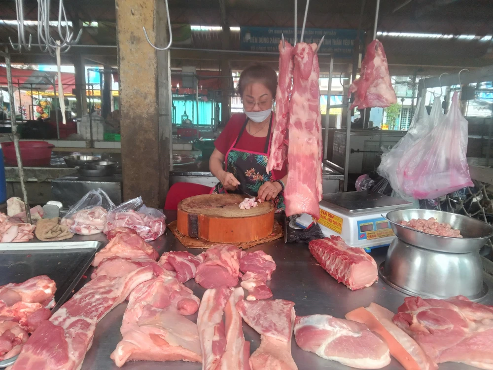 Giá thịt heo bán lẻ vẫn còn ở mức cao. ẢNH: TÚ UYÊN