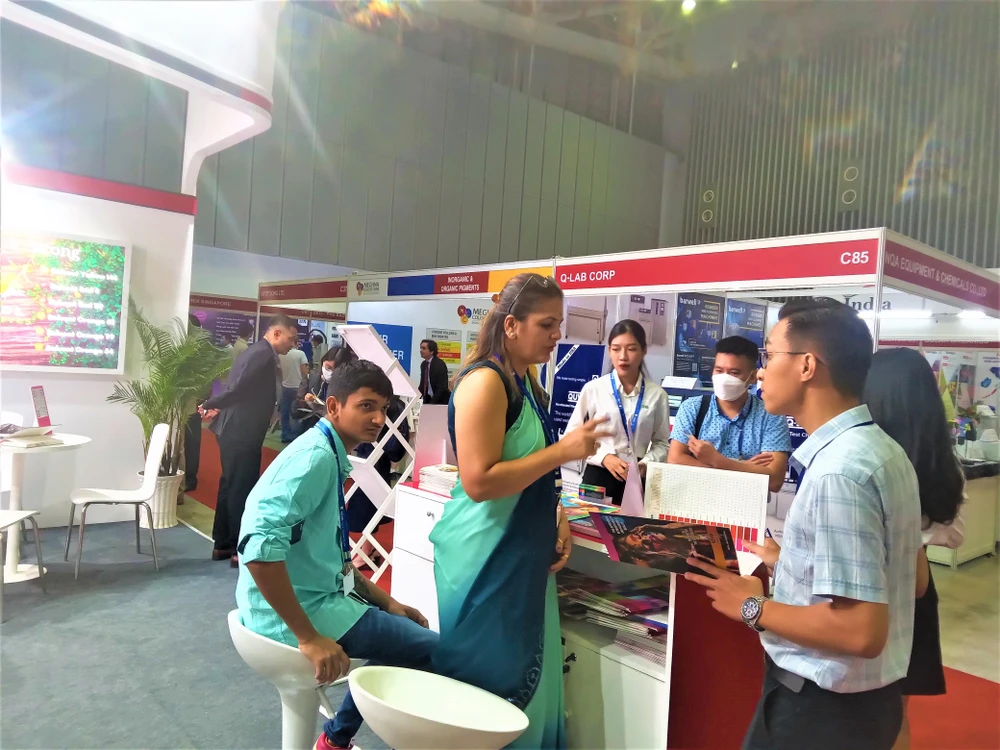 Doanh nghiệp Ấn Độ quảng bá thông tin đến khách tham quan triển lãm.