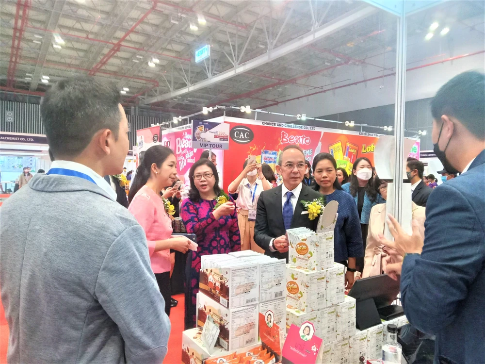 Lãnh đạo Cục xúc tiến thương mại và Đại sứ Thái Lan tại Việt Nam tham quan một gian hàng. Ảnh: TÚ UYÊN