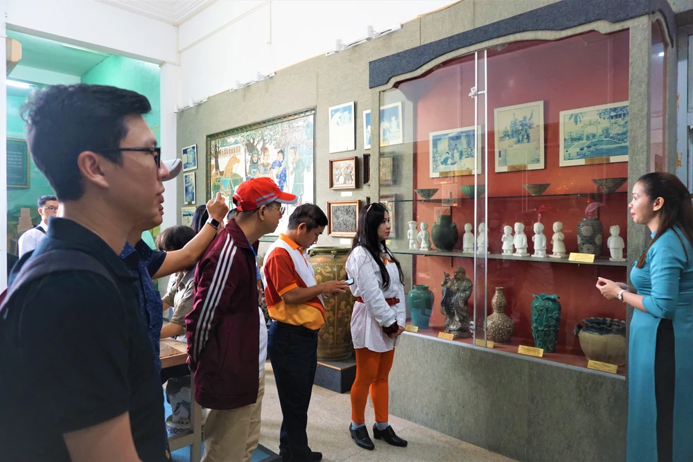 Du khách tham quan bảo tàng Đồng Nai