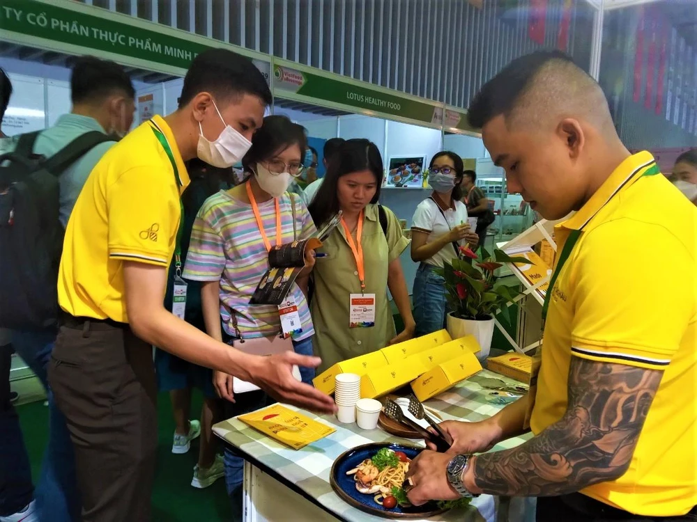 Món mì Ý đang được chuẩn bị để khách tham quan có thể dùng thử