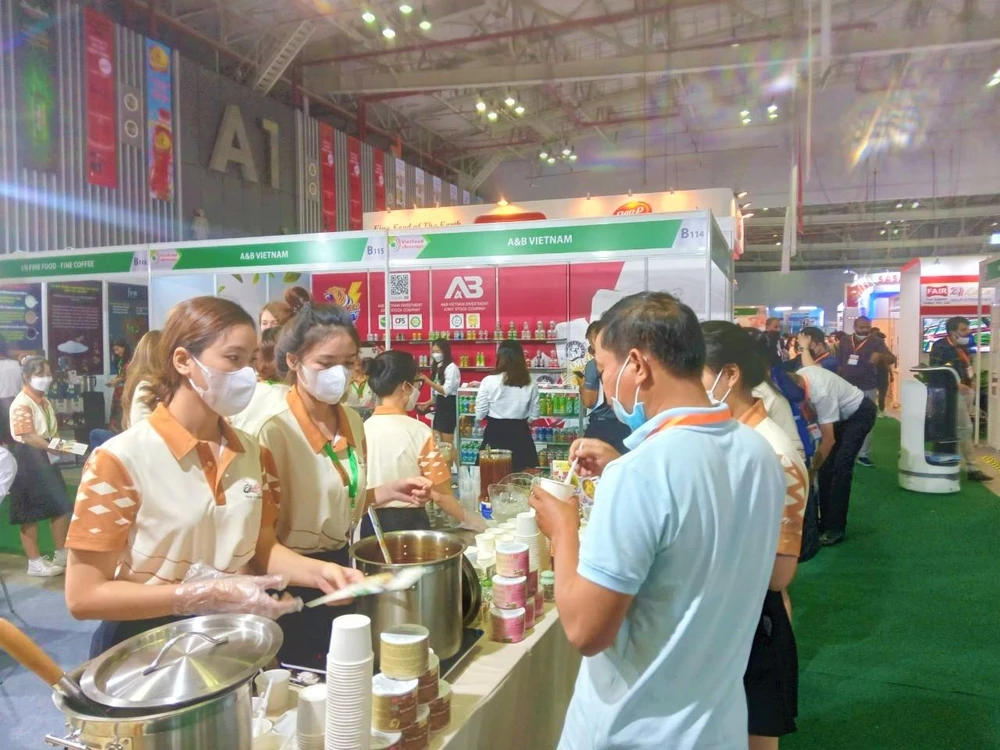 Gian hàng mời khách dùng thử bún bò Huế