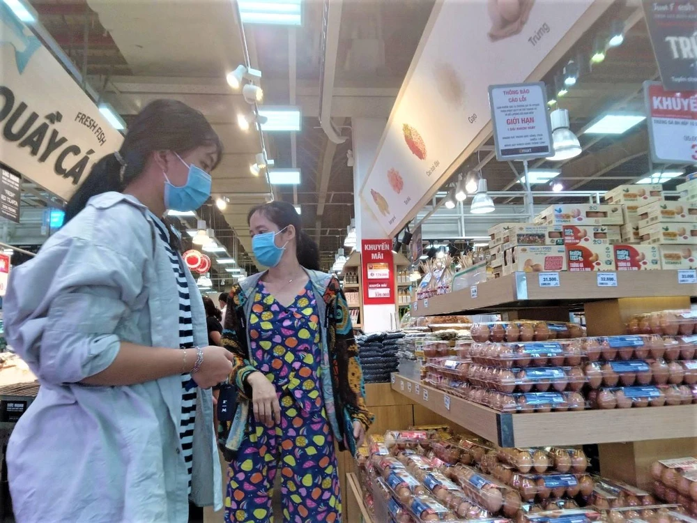 Siêu thị giới hạn mỗi khách mua 1 giỏ trứng gà ta/ngày. ẢNH: TÚ UYÊN