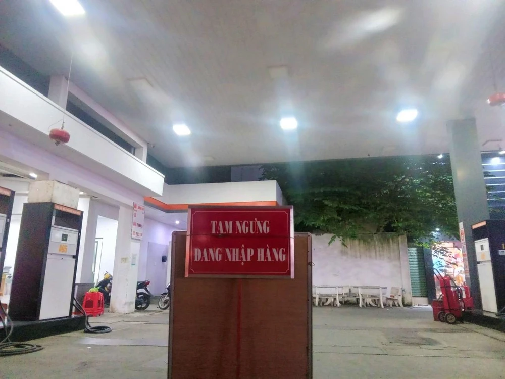 Chưa đến 21 giờ nhưng cửa hàng xăng dầu ở quận Tân Phú hết xăng và để bảng thông báo tạm ngưng đang nhập hàng.
