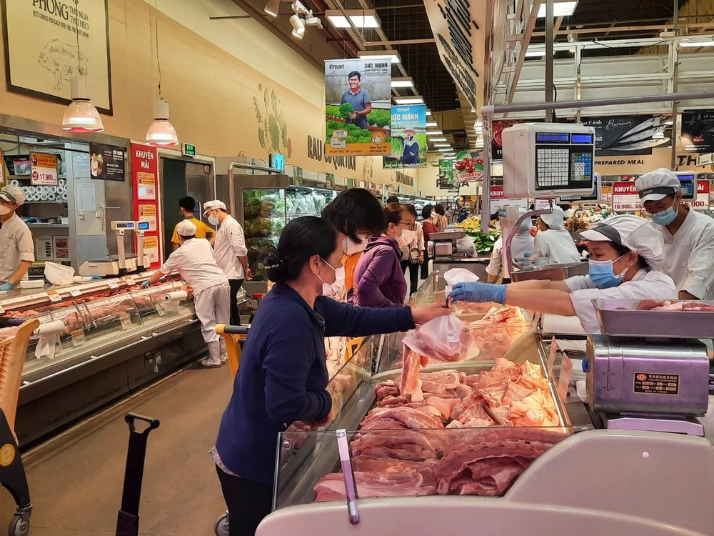 Người dân mua sắm ở siêu thị.