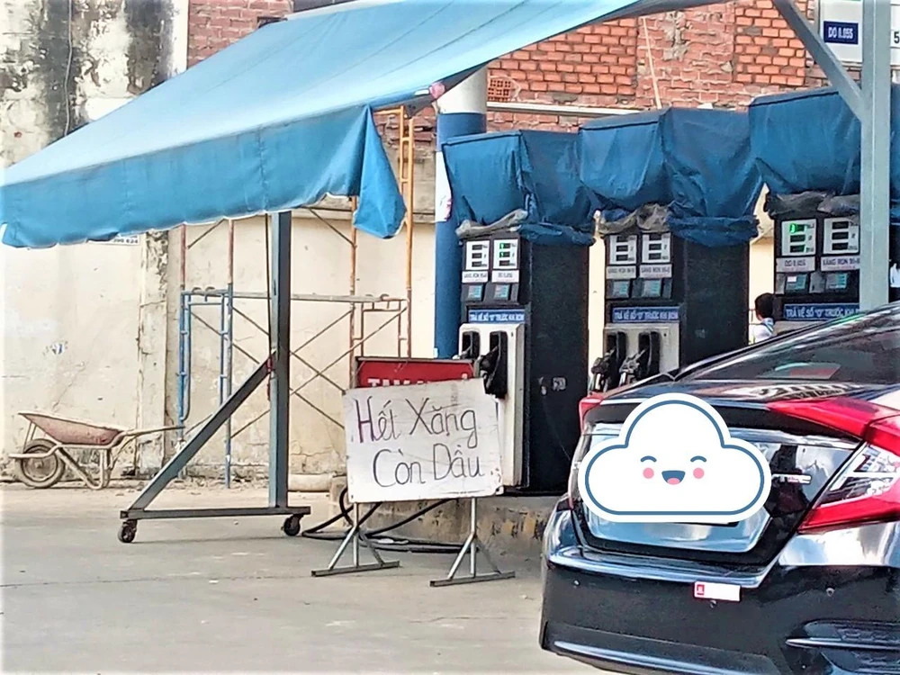 Một cửa hàng nhượng quyền của một thương hiệu lớn cũng thông báo hết xăng. Ảnh: TÚ UYÊN