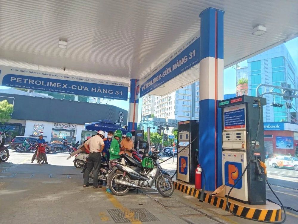 Các đợt xăng dầu được điều chỉnh giảm trong tháng 8 giúp giá xăng giảm 14,52% so với tháng trước