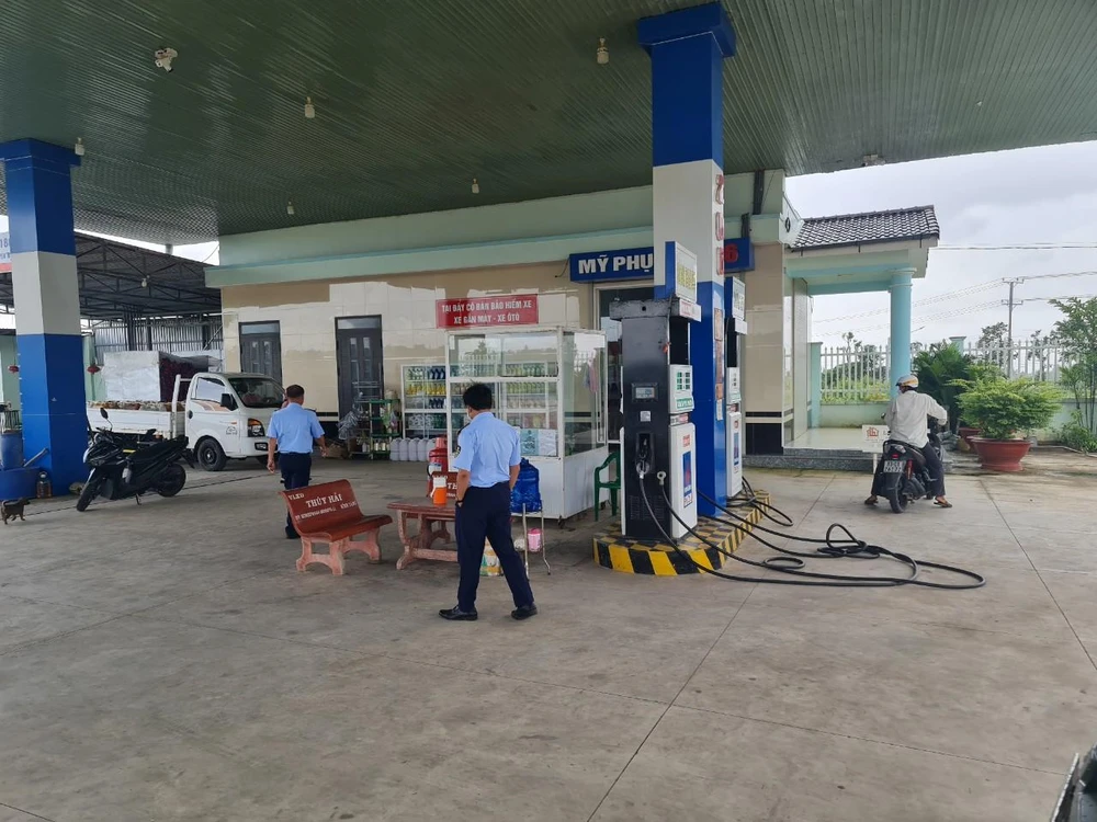 Lực lượng QLTT tỉnh Sóc Trăng kiểm tra giám sát các cửa hàng xăng dầu trên địa bàn tỉnh. ẢNH: H.E