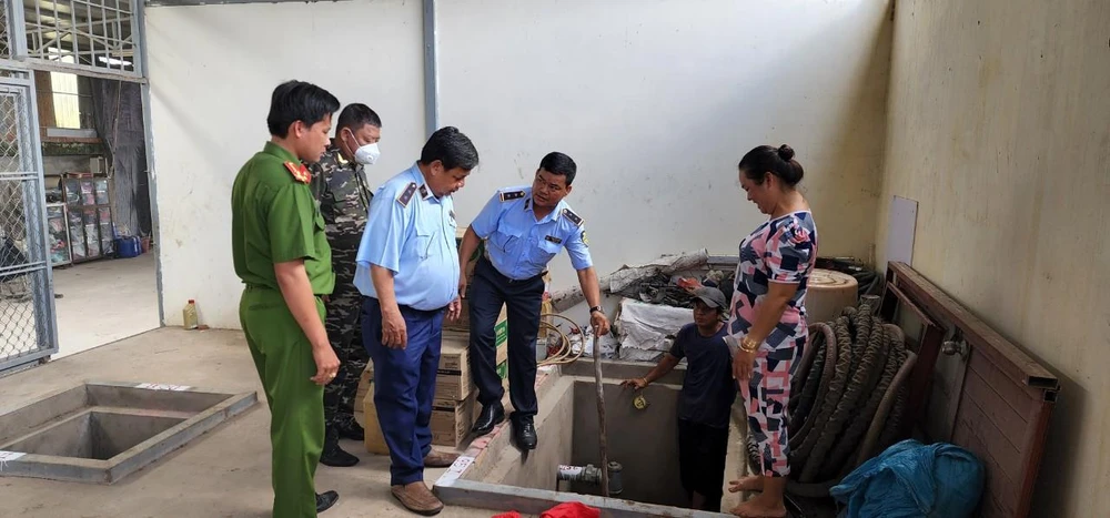 Lực lượng QLTT tỉnh An Giang kiểm tra thực tế bồn chứa xăng dầu. ẢNH: N.H