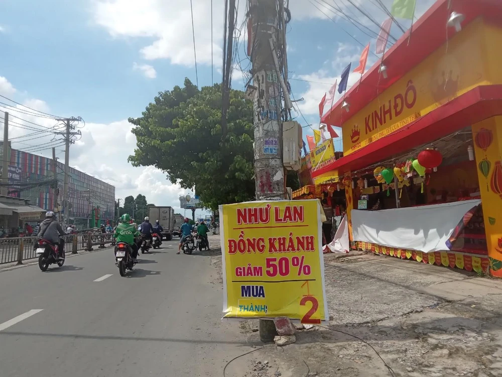 Những ngày gần đây người tiêu dùng dễ bắt gặp các điểm bán bánh trung thu trưng bảng khuyến mãi