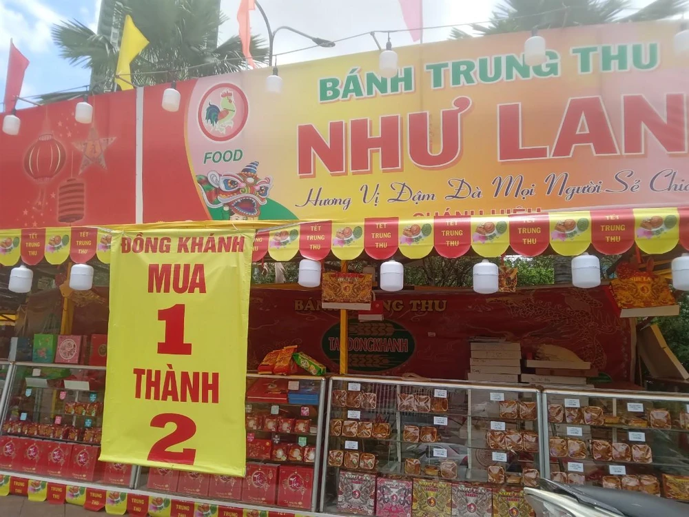 Các cửa hàng thi nhau khuyến mãi để thu hút khách.