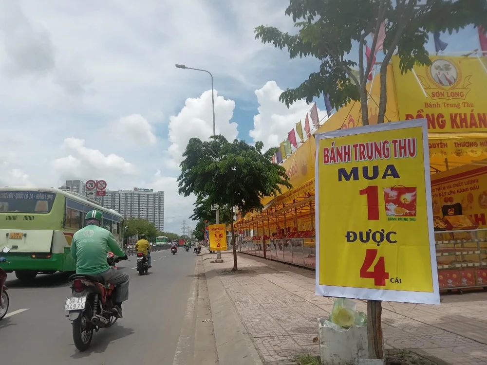 Điểm bán quảng cáo mua 1 hộp được 4 cái.