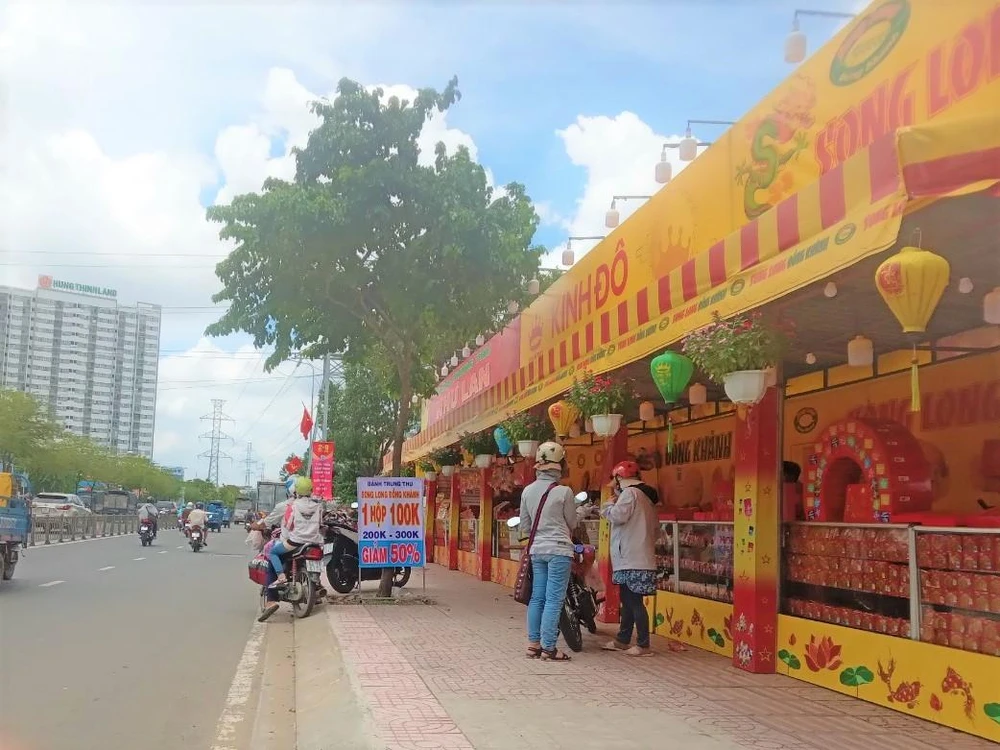 Giảm giá 50%, bánh trung thu còn 100.000 - 300.000 đồng/hộp