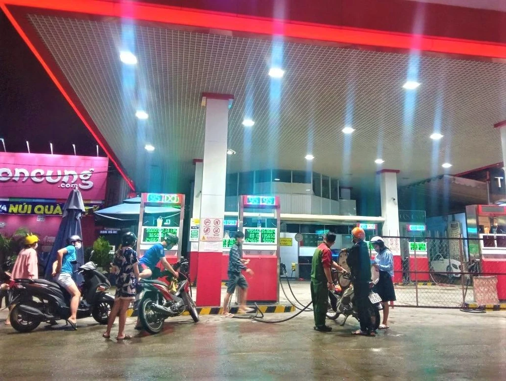 Người dân đổ xăng tại một cửa hàng ở quận Tân Phú tối ngày 2-9. ẢNH: TÚ UYÊN Người dân đổ xăng tại một cửa hàng ở quận Tân Phú tối ngày 2-9. ẢNH: TÚ UYÊN