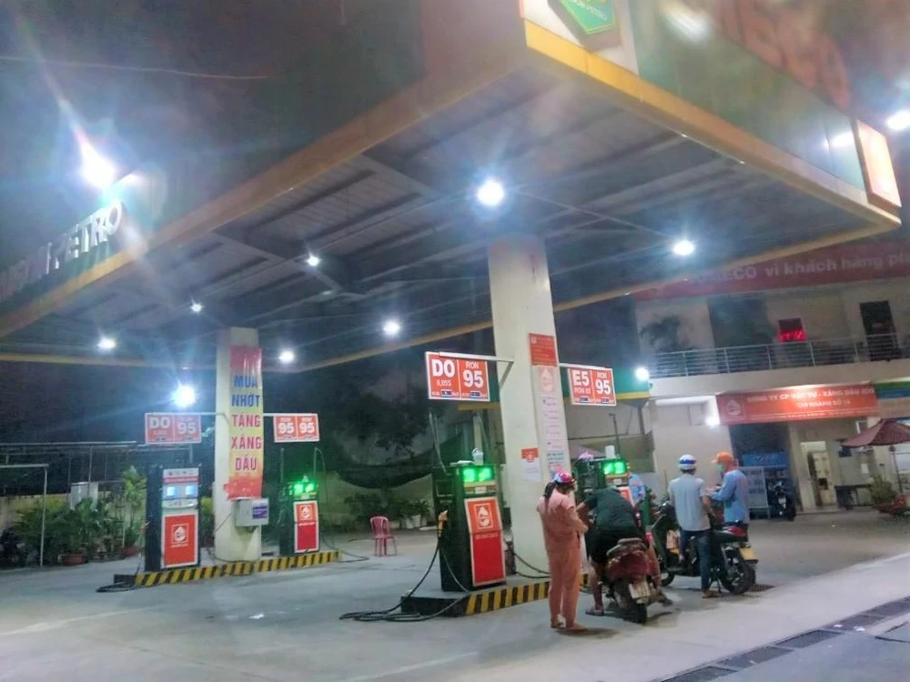 21 giờ ngày 5-9 cửa hàng này còn một trụ bơm còn hàng phục vụ người dân.