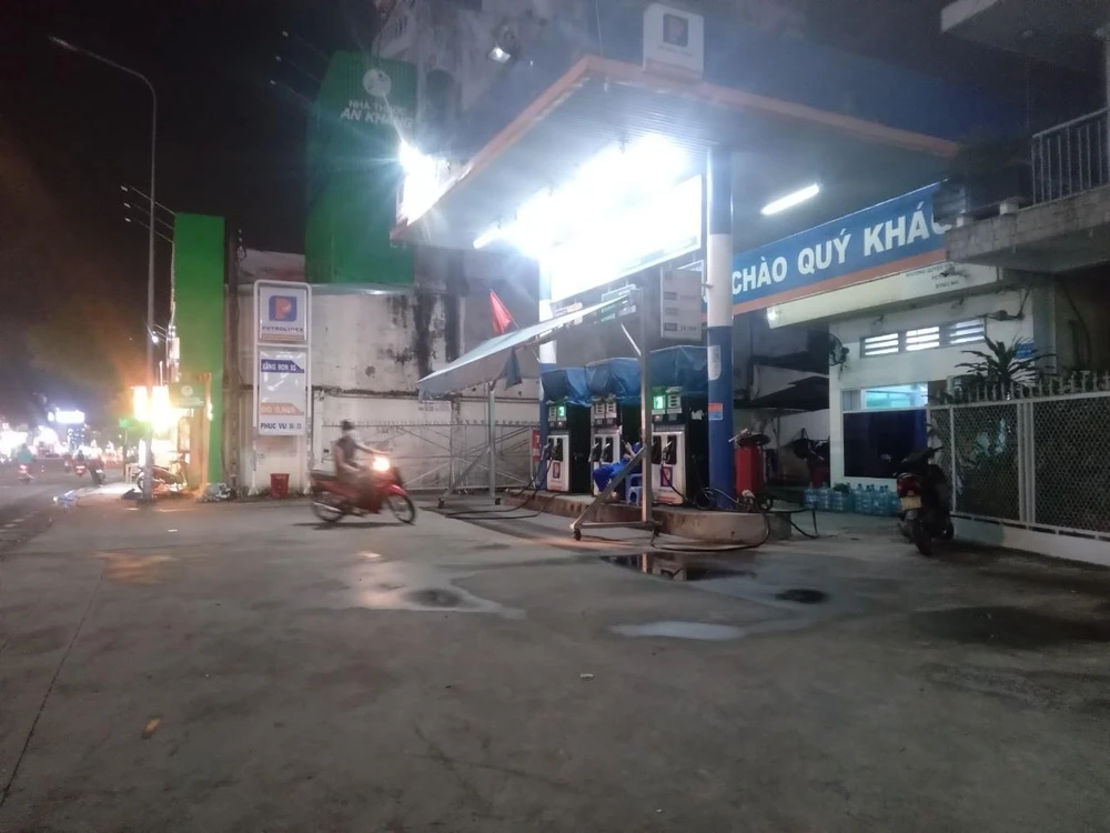 Cửa hàng này có nhân viên trông coi thông báo cho khách biết đã hết xăng tối 5-9.