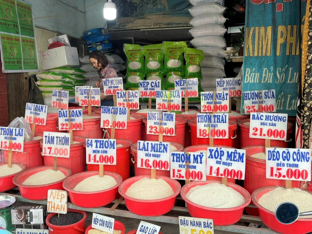 Gạo Việt Nam được bày bán ở chợ truyền thống. Gạo Việt Nam được bày bán ở chợ truyền thống.