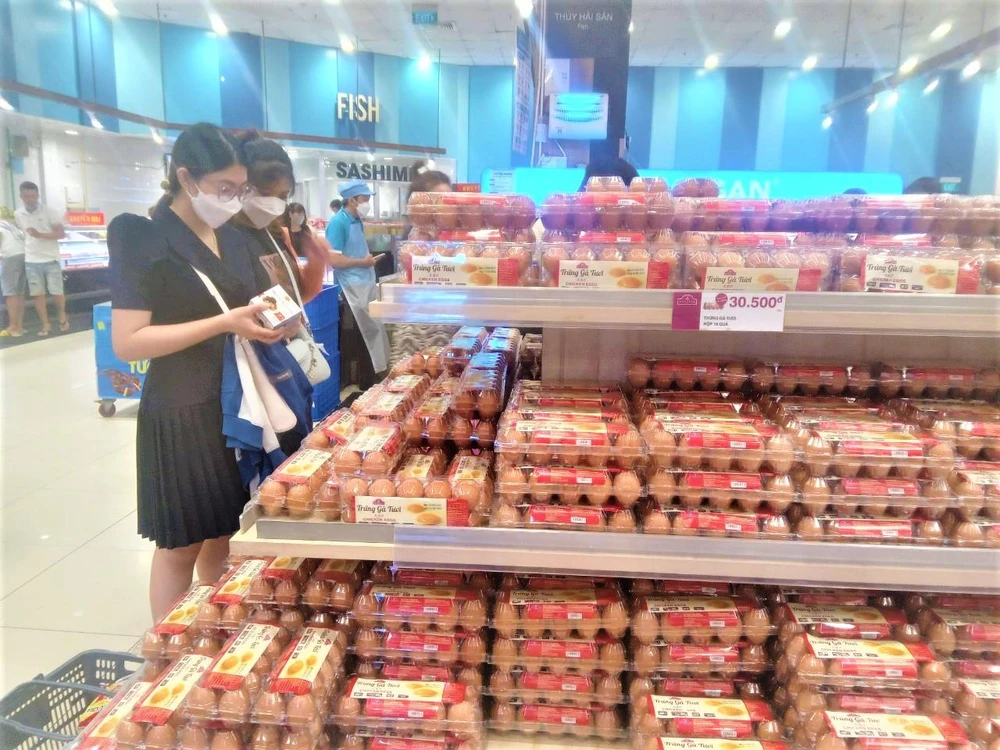 Khách hàng quan tâm trứng bắc thảo trên kệ hàng trứng gia cầm tối ngày 8-9. Ảnh: TÚ UYÊN