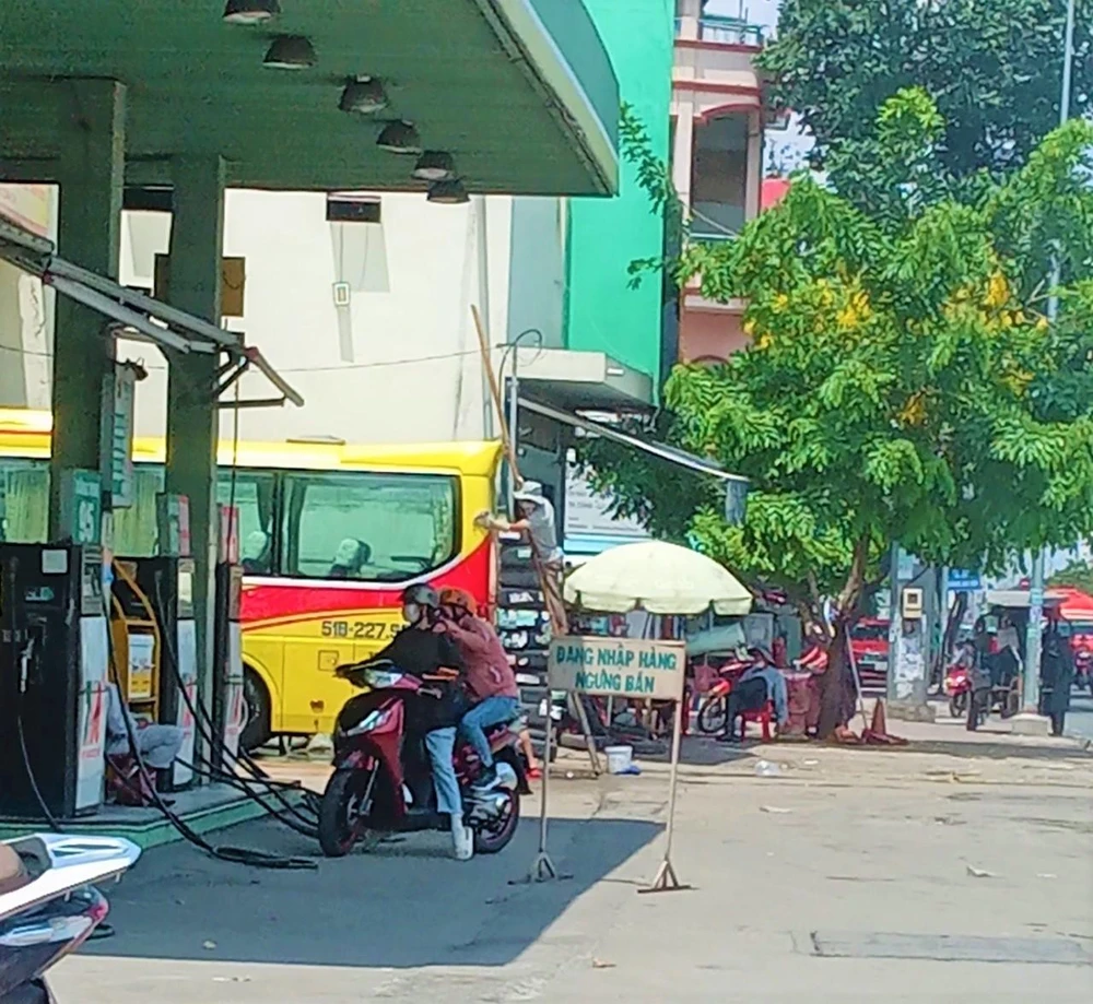 Mặt sau bảng thông báo này đang nhập hàng ngừng bán