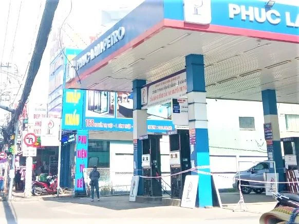 Cửa hàng này có đơn và được Sở Công Thương chấp thuận tạm ngưng kinh doanh từ 29-8 đến hết 14-9 để sữa chữa nâng cấp. ẢNH chụp ngày 31-8 : TÚ UYÊN