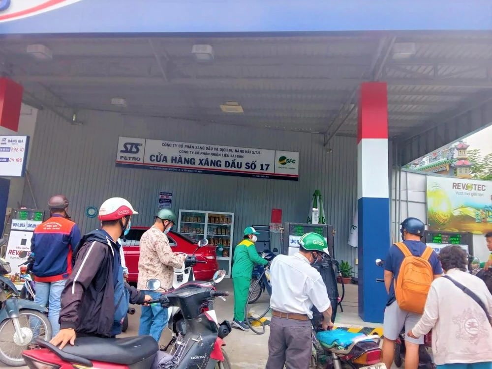 Khách hàng đổ xăng tại một cửa hàng xăng dầu quận Tân Bình ngày 16-9. ẢNH: TÚ UYÊN
