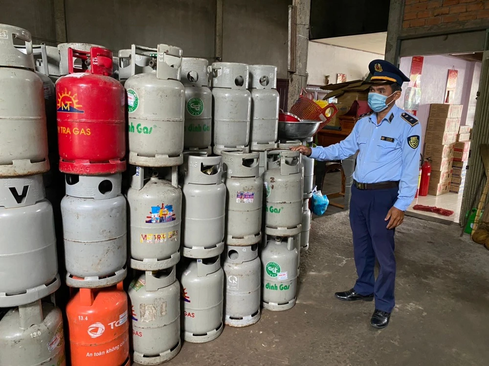 Theo quy định các cửa hàng bán lẻ phải lập sổ theo dõi. Ảnh: Cục QLTT Tiền Giang