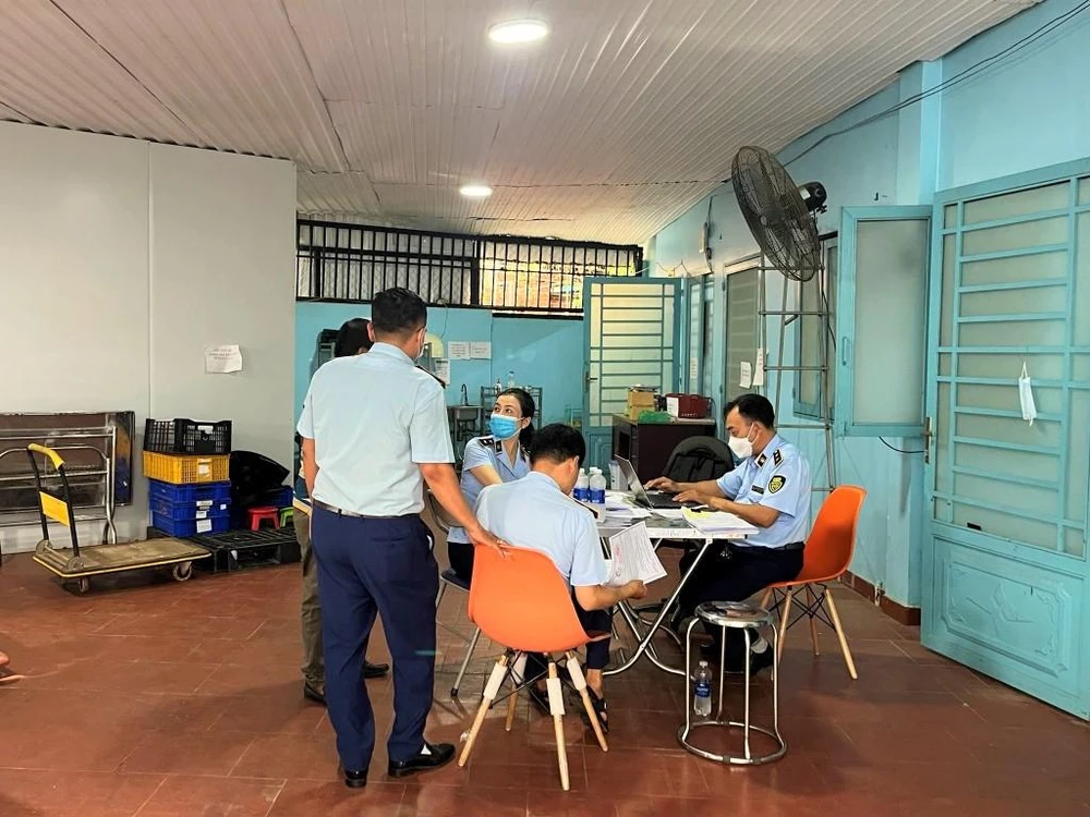 Ngày 21-9, lực lượng QLTT TP.HCM phối hợp cùng các cơ quan liên quan làm việc tại Chi nhánh Công ty cổ phần Sản xuất và Thương mại Đông A, TP Thủ Đức. Ảnh: Cục QLTT TP.HCM