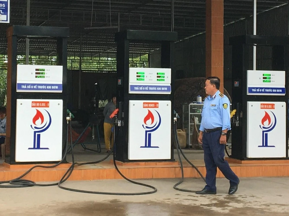 Lực lượng QLTT An Giang giám sát các cửa hàng xăng dầu trên địa bàn. Ảnh: Cục QLTT An Giang Lực lượng QLTT An Giang giám sát các cửa hàng xăng dầu trên địa bàn. Ảnh: Cục QLTT An Giang