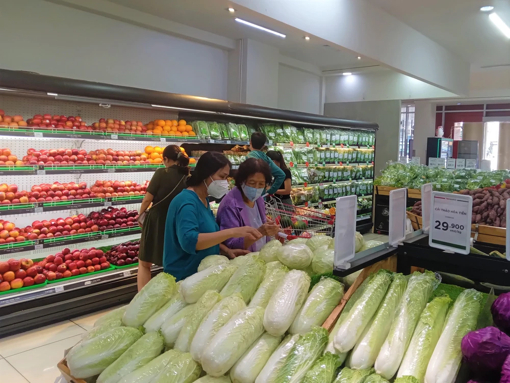 Người tiêu dùng mua sắm tại siêu thị. ẢNH: TÚ UYÊN