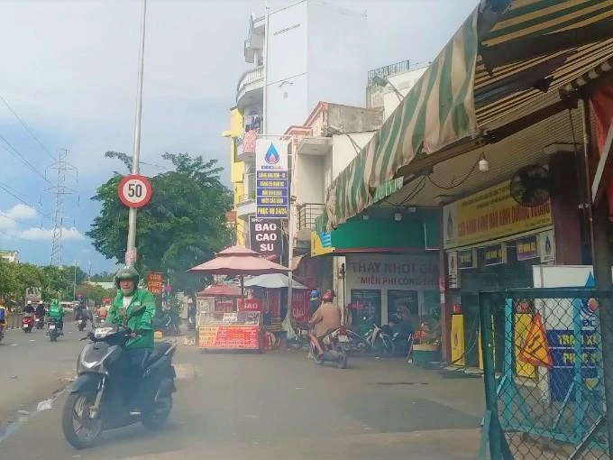 15 giờ ngày 2-10, cửa hàng xăng dầu Dương Đông, quận Bình Tân mở cửa nhưng khách hàng đến không mua được xăng.