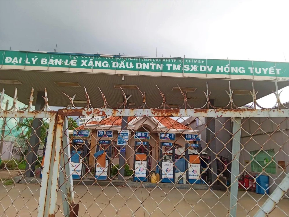 Một đại lý bán lẻ xăng dầu trên đường Lê Đức Thọ, quận Gò Vấp đóng cửa.