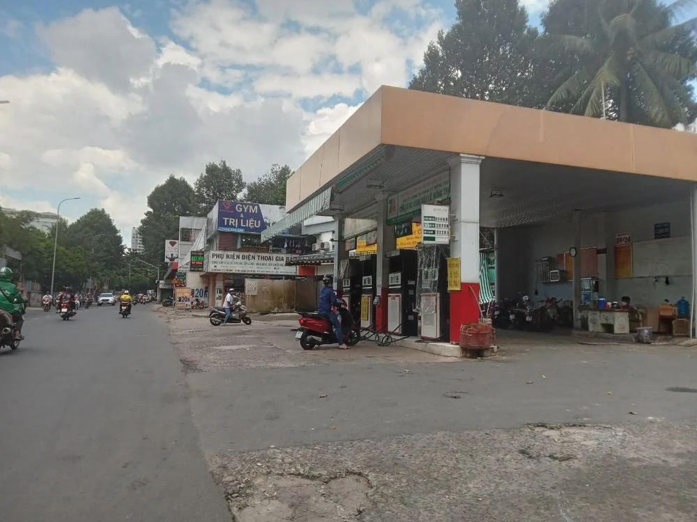 Đầu giờ chiều ngày 5-10 cửa hàng trên đường Phổ Quang quận Tân Bình nhiều khách hàng không mua được xăng. Đầu giờ chiều ngày 5-10 cửa hàng trên đường Phổ Quang quận Tân Bình nhiều khách hàng không mua được xăng.