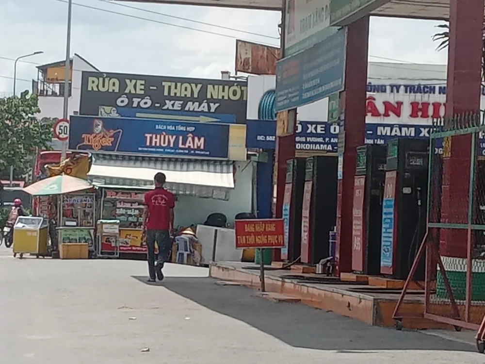 Trưa ngày 5-10, trạm xăng dầu quận Bình Tân để bảng đang nhập hàng tạm ngưng phục vụ. Trưa ngày 5-10, trạm xăng dầu quận Bình Tân để bảng đang nhập hàng tạm ngưng phục vụ.