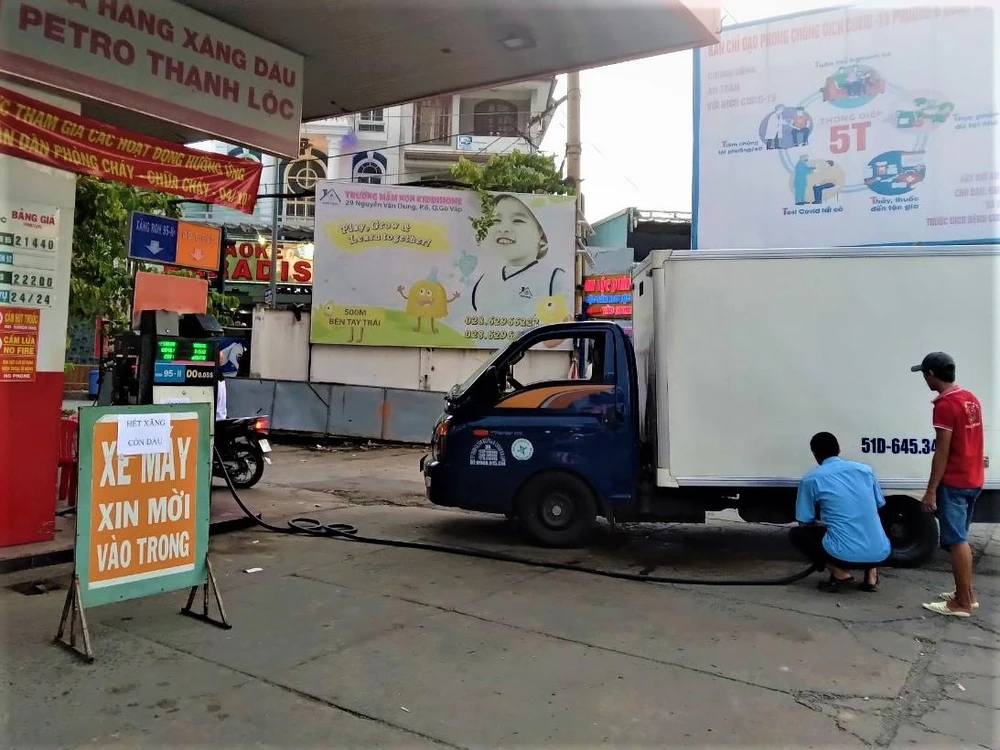 Cửa hàng này là một trong 24 cửa hàng dự kiến có hàng trong chiều 7-10, nhưng đến 17 giờ vẫn chỉ bán dầu . Ảnh: TÚ UYÊN