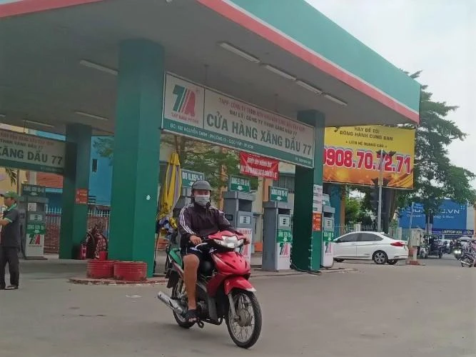 Khách hàng không mua được xăng vào trưa ngày 4-10 tại một cửa hàng xăng dầu quận Gò Vấp. Ảnh: TÚ UYÊN