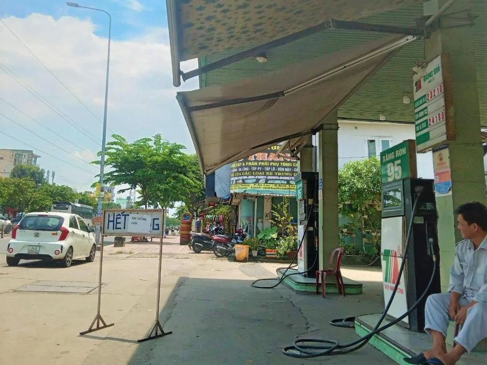 Trưa 13-9, cửa hàng xăng quận Bình Tân thông báo hết xăng. Ảnh: TÚ UYÊN