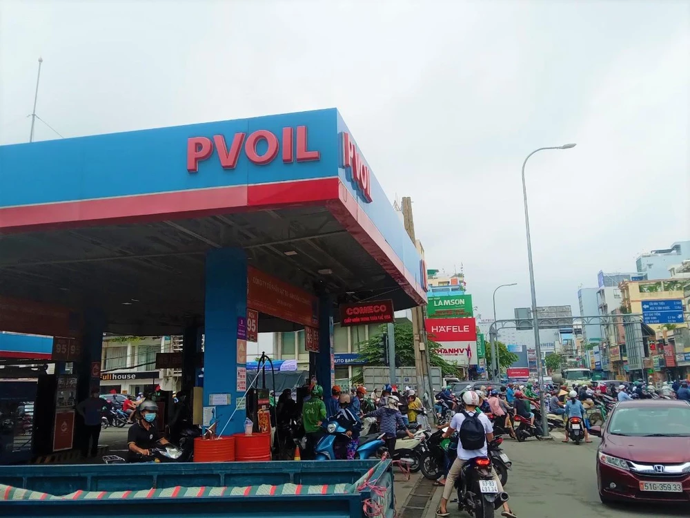 Cửa hàng xăng COMECO đường Bạch Đằng quận Bình Thạnh ùn ứ do chỉ có một trụ bơm xăng bán cho khách hàng